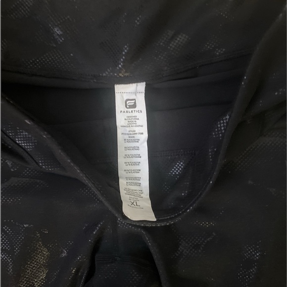 Fabletics Salar Mid-Rise Printed PowerHold Capri XL - Picture 5 of 5